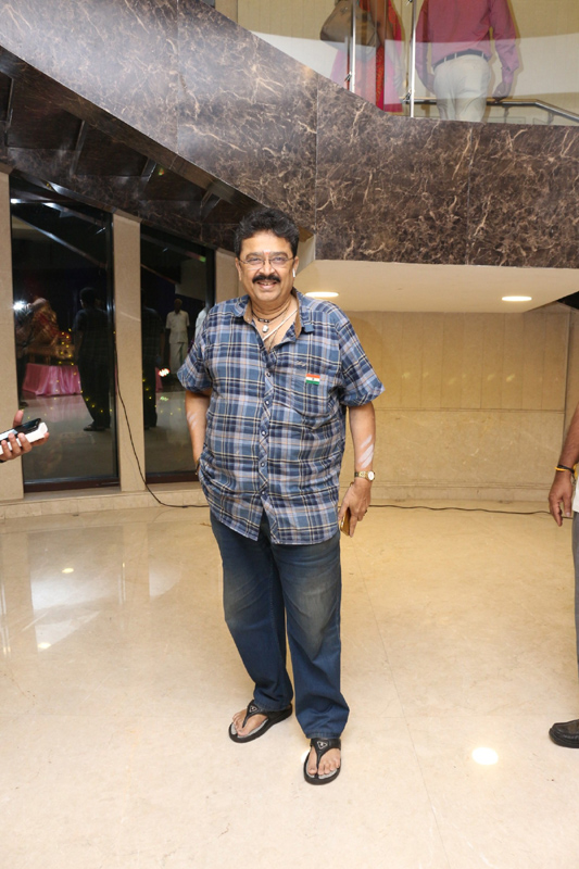 நடிகர் ரமேஷ் கண்ணா மகன் ஜஸ்வந்த் கண்ணா - ப்ரியங்கா திருமண வரவேற்பு நிகழ்ச்சி - திரை நட்சத்திரங்கள் திரண்டு வந்து வாழ்த்து - புகைப்படத் தொகுப்பு நடிகர் ரமேஷ் கண்ணா மகன் ஜஸ்வந்த் கண்ணா - ப்ரியங்கா திருமண வரவேற்பு நிகழ்ச்சி - திரை நட்சத்திரங்கள் திரண்டு வந்து வாழ்த்து - புகைப்படத் தொகுப்பு