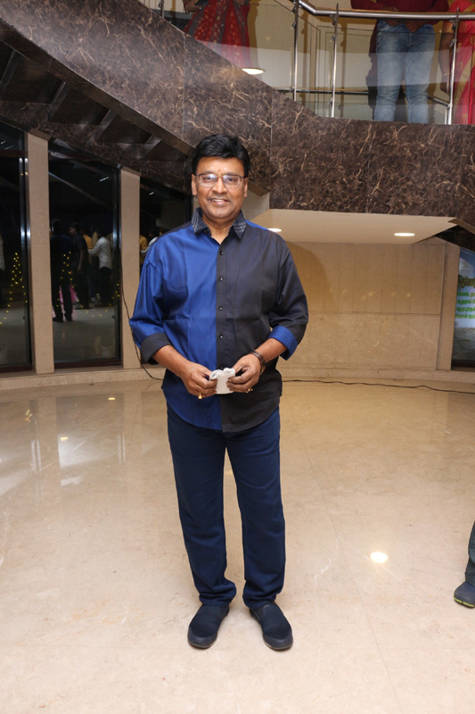 நடிகர் ரமேஷ் கண்ணா மகன் ஜஸ்வந்த் கண்ணா - ப்ரியங்கா திருமண வரவேற்பு நிகழ்ச்சி - திரை நட்சத்திரங்கள் திரண்டு வந்து வாழ்த்து - புகைப்படத் தொகுப்பு நடிகர் ரமேஷ் கண்ணா மகன் ஜஸ்வந்த் கண்ணா - ப்ரியங்கா திருமண வரவேற்பு நிகழ்ச்சி - திரை நட்சத்திரங்கள் திரண்டு வந்து வாழ்த்து - புகைப்படத் தொகுப்பு