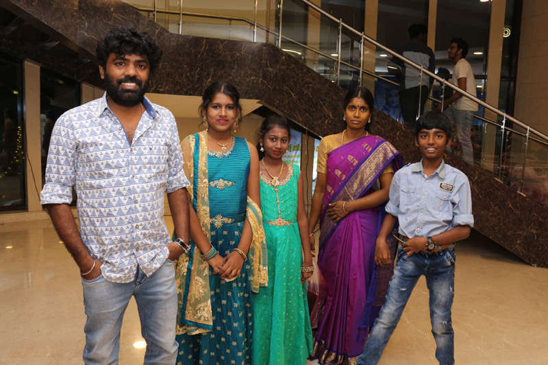 நடிகர் ரமேஷ் கண்ணா மகன் ஜஸ்வந்த் கண்ணா - ப்ரியங்கா திருமண வரவேற்பு நிகழ்ச்சி - திரை நட்சத்திரங்கள் திரண்டு வந்து வாழ்த்து - புகைப்படத் தொகுப்பு நடிகர் ரமேஷ் கண்ணா மகன் ஜஸ்வந்த் கண்ணா - ப்ரியங்கா திருமண வரவேற்பு நிகழ்ச்சி - திரை நட்சத்திரங்கள் திரண்டு வந்து வாழ்த்து - புகைப்படத் தொகுப்பு