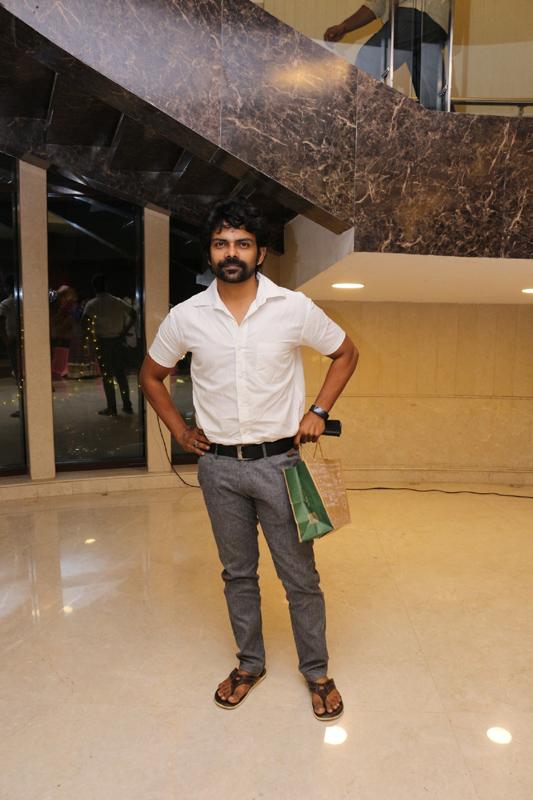 நடிகர் ரமேஷ் கண்ணா மகன் ஜஸ்வந்த் கண்ணா - ப்ரியங்கா திருமண வரவேற்பு நிகழ்ச்சி - திரை நட்சத்திரங்கள் திரண்டு வந்து வாழ்த்து - புகைப்படத் தொகுப்பு நடிகர் ரமேஷ் கண்ணா மகன் ஜஸ்வந்த் கண்ணா - ப்ரியங்கா திருமண வரவேற்பு நிகழ்ச்சி - திரை நட்சத்திரங்கள் திரண்டு வந்து வாழ்த்து - புகைப்படத் தொகுப்பு