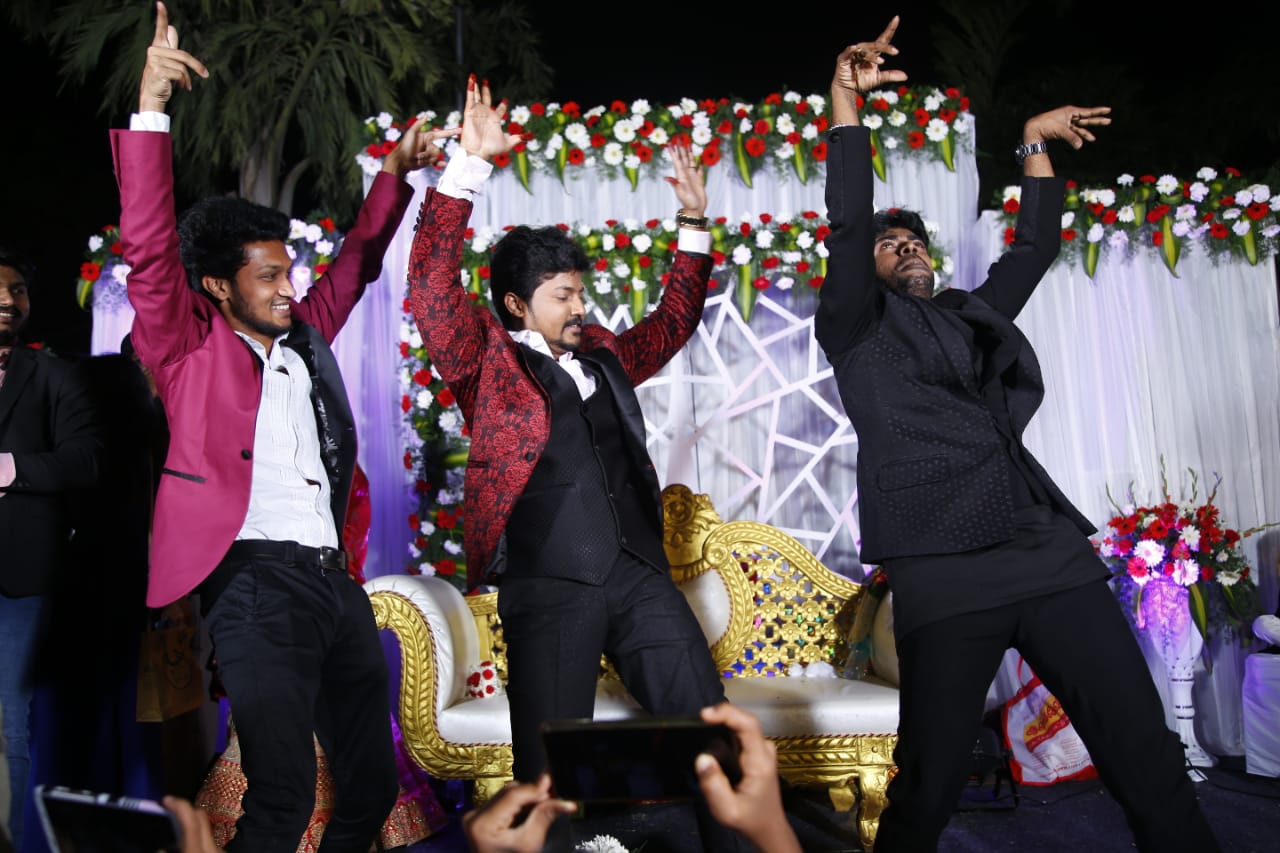 சிவகார்த்திகேயன், விஜய் சேதுபதி கலந்துகொண்ட அசாரின் திருமண வரவேற்பு ஆல்பம்..! சிவகார்த்திகேயன், விஜய் சேதுபதி கலந்துகொண்ட அசாரின் திருமண வரவேற்பு ஆல்பம்..!