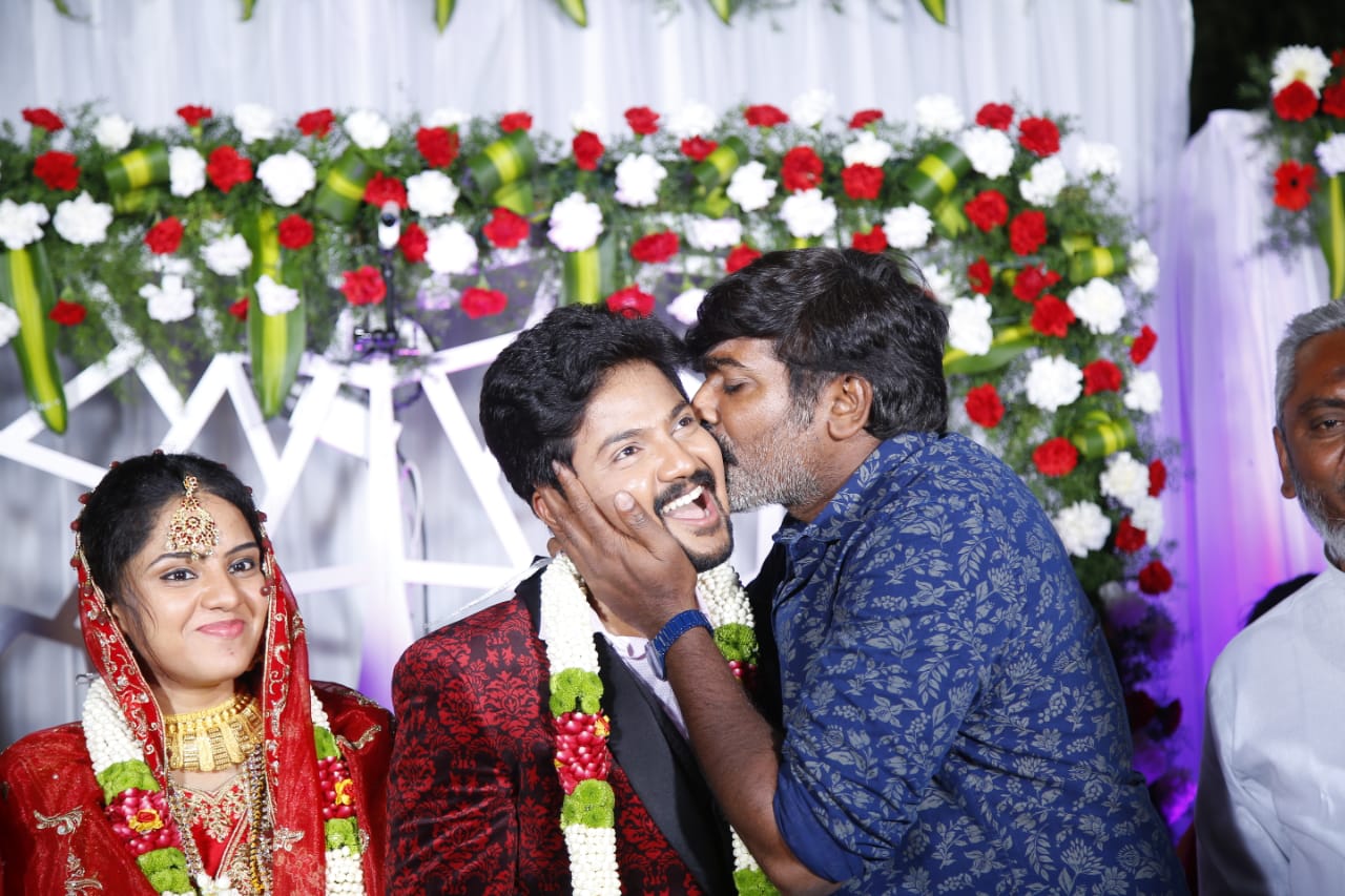 சிவகார்த்திகேயன், விஜய் சேதுபதி கலந்துகொண்ட அசாரின் திருமண வரவேற்பு ஆல்பம்..! சிவகார்த்திகேயன், விஜய் சேதுபதி கலந்துகொண்ட அசாரின் திருமண வரவேற்பு ஆல்பம்..!