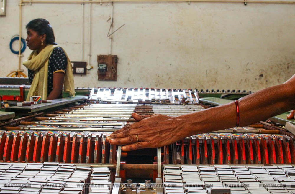 தூத்துக்குடி மாவட்டம் கோவில்பட்டியில் தயாராகும் தீப்பெட்டி.. #factoryvisit படங்கள்: ப.கதிரவன் தூத்துக்குடி மாவட்டம் கோவில்பட்டியில் தயாராகும் தீப்பெட்டி.. #factoryvisit படங்கள்: ப.கதிரவன்