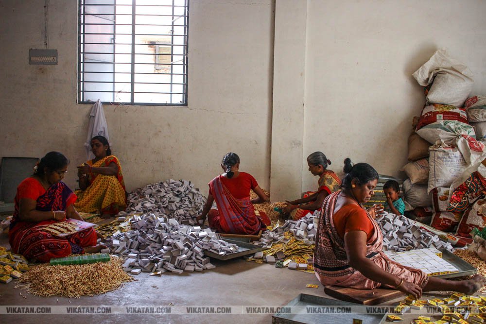 தூத்துக்குடி மாவட்டம் கோவில்பட்டியில் தயாராகும் தீப்பெட்டி.. #factoryvisit படங்கள்: ப.கதிரவன் தூத்துக்குடி மாவட்டம் கோவில்பட்டியில் தயாராகும் தீப்பெட்டி.. #factoryvisit படங்கள்: ப.கதிரவன்