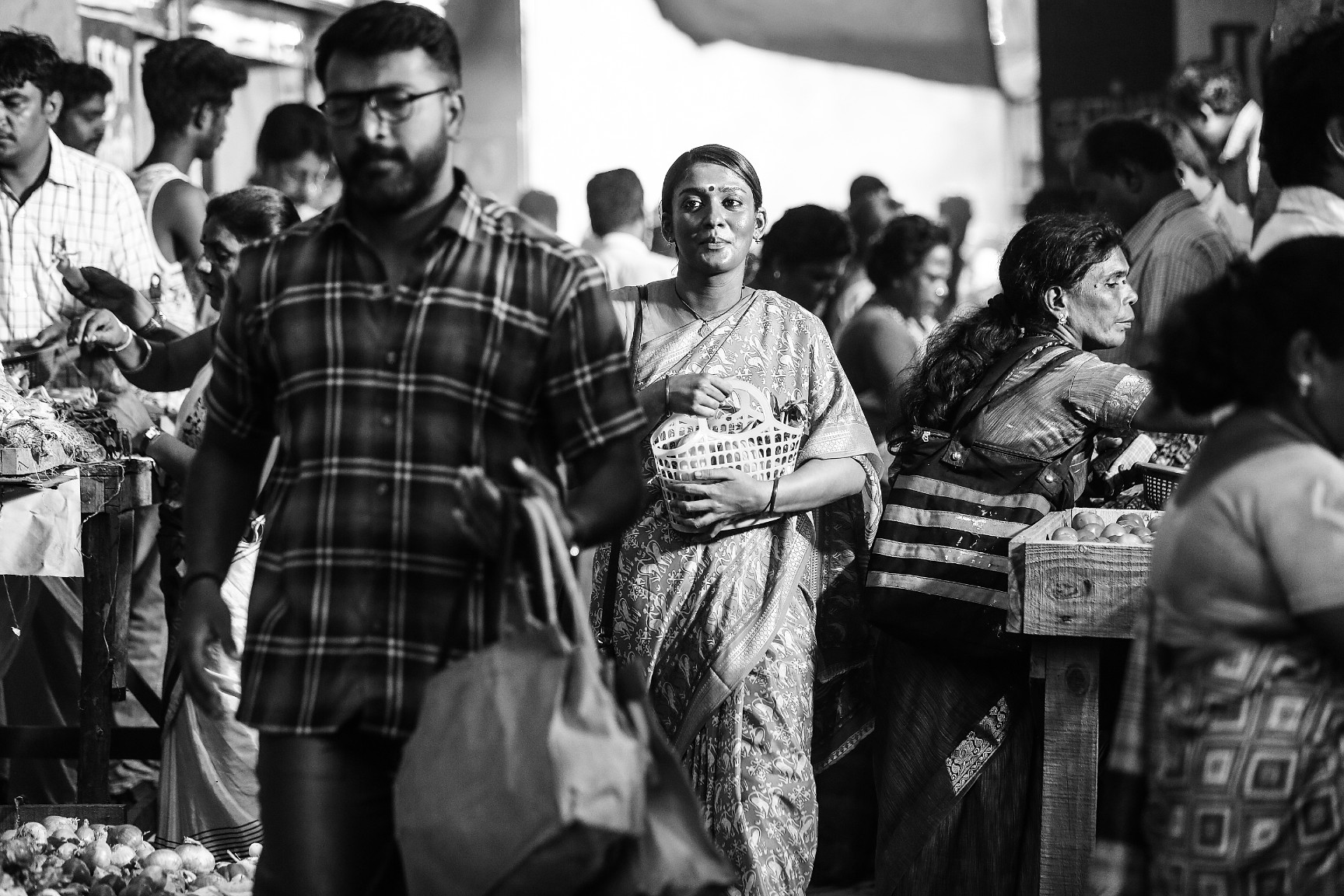கறுப்புப் பேரழகியாக 'ஐரா' நயன்தாராவின் புகைப்படங்கள்! கறுப்புப் பேரழகியாக 'ஐரா' நயன்தாராவின் புகைப்படங்கள்!