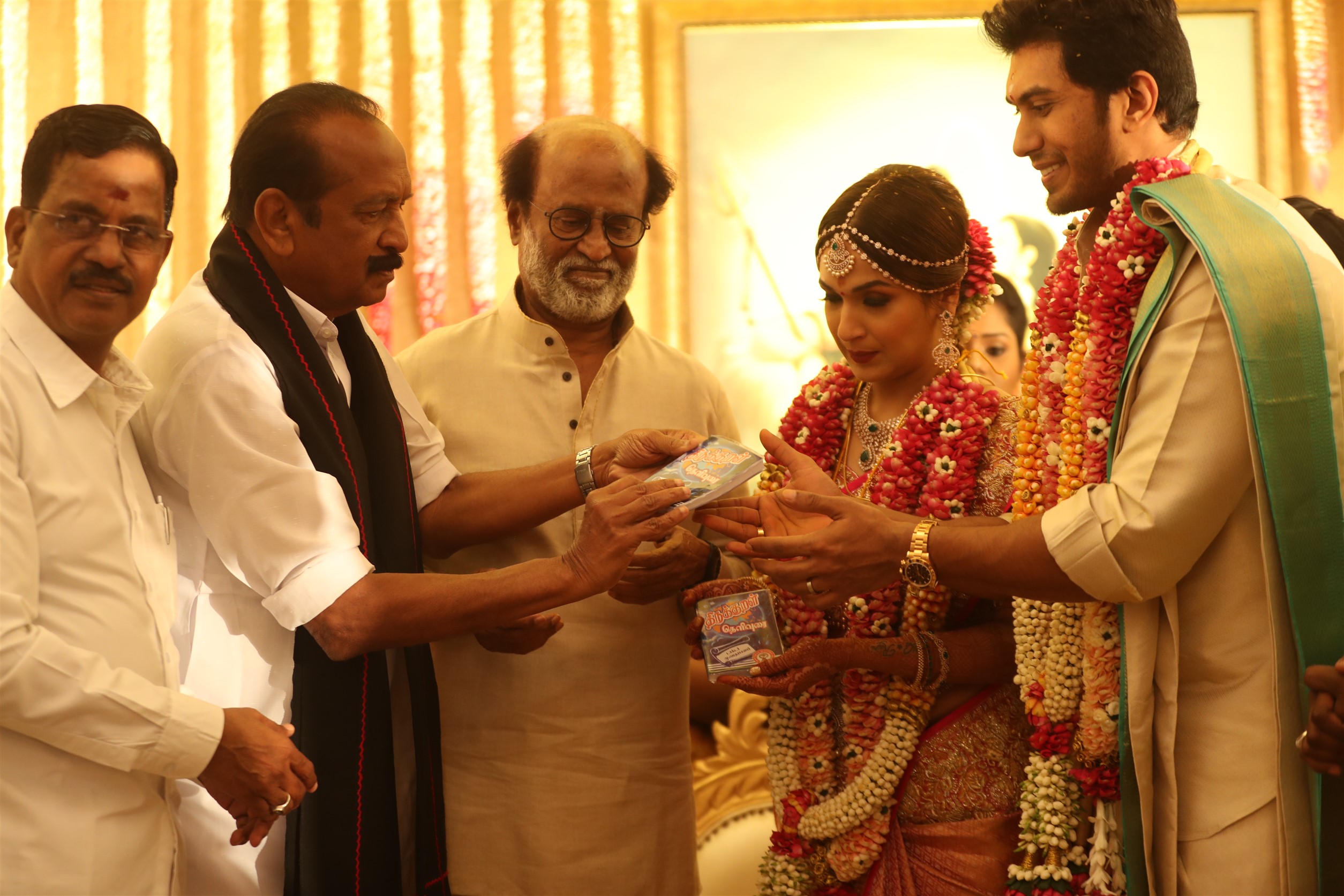 சௌந்தர்யா ரஜினி - விசாகன் திருமணம்: முதல்வர் எடப்பாடி பழனிசாமி, கமல் பங்கேற்பு: சிறப்பு தொகுப்பு சௌந்தர்யா ரஜினி - விசாகன் திருமணம்: முதல்வர் எடப்பாடி பழனிசாமி, கமல் பங்கேற்பு: சிறப்பு தொகுப்பு