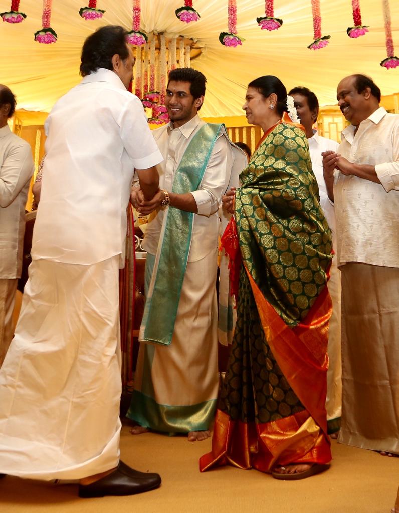 சௌந்தர்யா ரஜினி - விசாகன் திருமணம்: முதல்வர் எடப்பாடி பழனிசாமி, கமல் பங்கேற்பு: சிறப்பு தொகுப்பு சௌந்தர்யா ரஜினி - விசாகன் திருமணம்: முதல்வர் எடப்பாடி பழனிசாமி, கமல் பங்கேற்பு: சிறப்பு தொகுப்பு