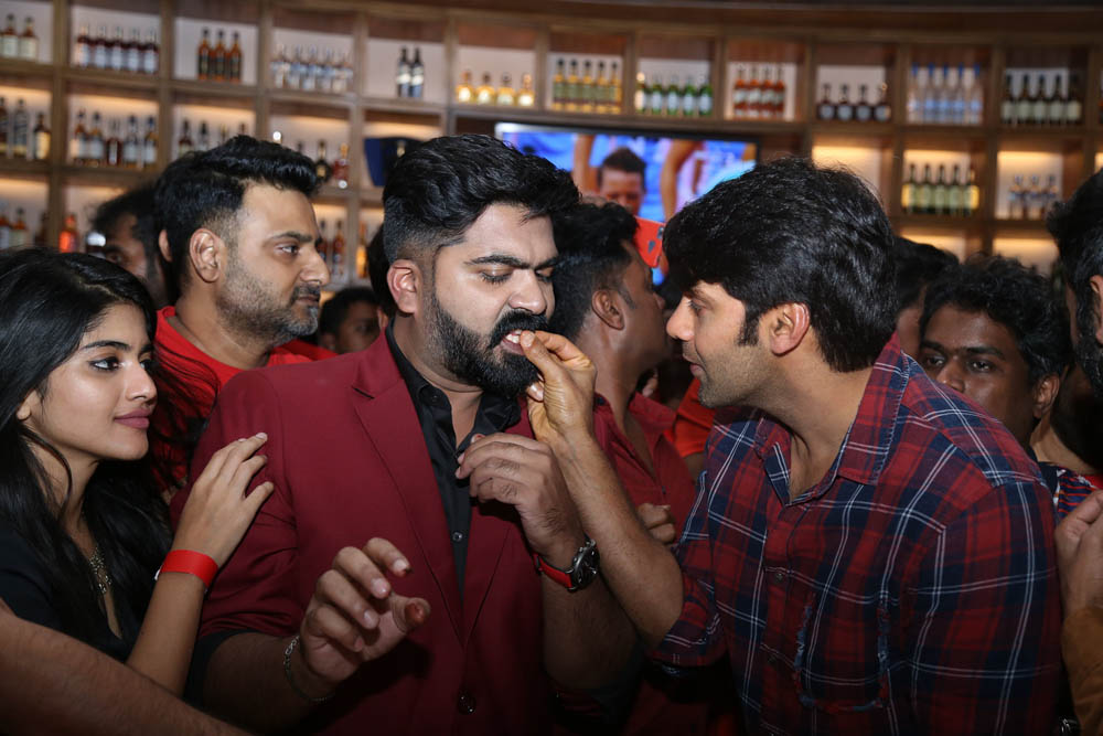 தனுஷ், ஆர்யா, யுவன்ஷங்கர் ராஜா கலந்துகொண்ட சிம்புவின் பிறந்தநாள் கொண்டாட்ட ஆல்பம்! தனுஷ், ஆர்யா, யுவன்ஷங்கர் ராஜா கலந்துகொண்ட சிம்புவின் பிறந்தநாள் கொண்டாட்ட ஆல்பம்!