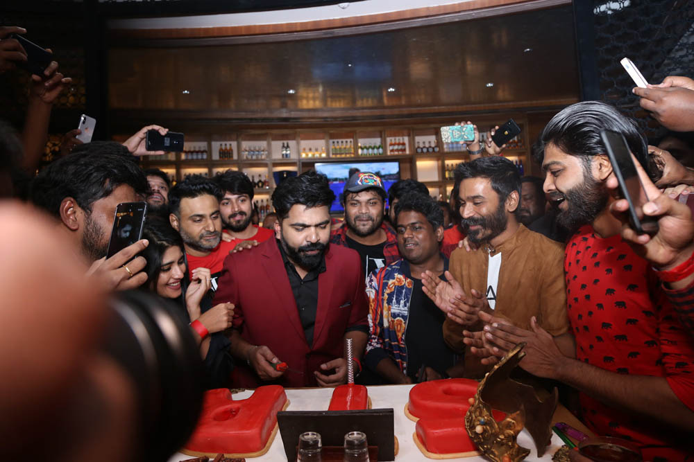 தனுஷ், ஆர்யா, யுவன்ஷங்கர் ராஜா கலந்துகொண்ட சிம்புவின் பிறந்தநாள் கொண்டாட்ட ஆல்பம்! தனுஷ், ஆர்யா, யுவன்ஷங்கர் ராஜா கலந்துகொண்ட சிம்புவின் பிறந்தநாள் கொண்டாட்ட ஆல்பம்!