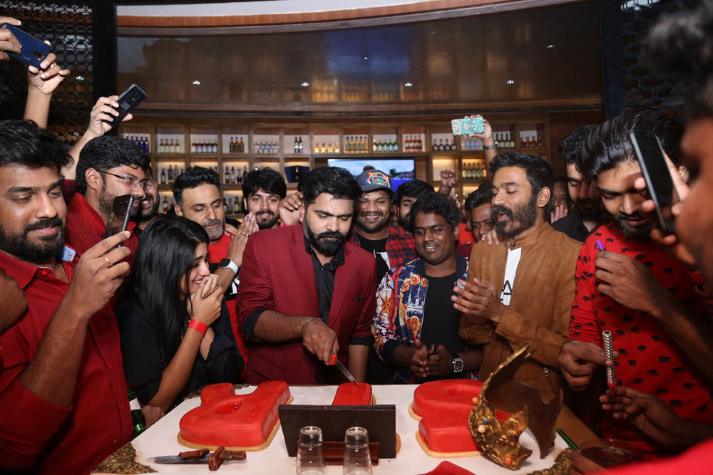 தனுஷ், ஆர்யா, யுவன்ஷங்கர் ராஜா கலந்துகொண்ட சிம்புவின் பிறந்தநாள் கொண்டாட்ட ஆல்பம்! தனுஷ், ஆர்யா, யுவன்ஷங்கர் ராஜா கலந்துகொண்ட சிம்புவின் பிறந்தநாள் கொண்டாட்ட ஆல்பம்!