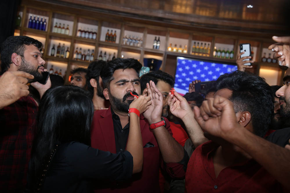 தனுஷ், ஆர்யா, யுவன்ஷங்கர் ராஜா கலந்துகொண்ட சிம்புவின் பிறந்தநாள் கொண்டாட்ட ஆல்பம்! தனுஷ், ஆர்யா, யுவன்ஷங்கர் ராஜா கலந்துகொண்ட சிம்புவின் பிறந்தநாள் கொண்டாட்ட ஆல்பம்!