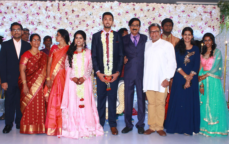 இயக்குநர்- நடிகர் மனோபாலா மகன் ஹரிஷ் - பிரியா திருமண வரவேற்பு: திரைநட்சத்திரங்கள் திரண்டு வந்து வாழ்த்து... புகைப்படத் தொகுப்பு இயக்குநர்- நடிகர் மனோபாலா மகன் ஹரிஷ் - பிரியா திருமண வரவேற்பு: திரைநட்சத்திரங்கள் திரண்டு வந்து வாழ்த்து... புகைப்படத் தொகுப்பு