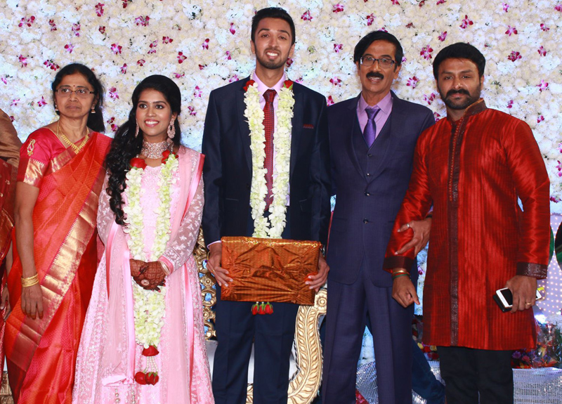 இயக்குநர்- நடிகர் மனோபாலா மகன் ஹரிஷ் - பிரியா திருமண வரவேற்பு: திரைநட்சத்திரங்கள் திரண்டு வந்து வாழ்த்து... புகைப்படத் தொகுப்பு இயக்குநர்- நடிகர் மனோபாலா மகன் ஹரிஷ் - பிரியா திருமண வரவேற்பு: திரைநட்சத்திரங்கள் திரண்டு வந்து வாழ்த்து... புகைப்படத் தொகுப்பு