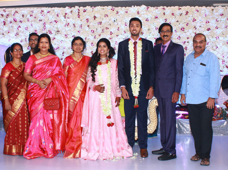 இயக்குநர்- நடிகர் மனோபாலா மகன் ஹரிஷ் - பிரியா திருமண வரவேற்பு: திரைநட்சத்திரங்கள் திரண்டு வந்து வாழ்த்து... புகைப்படத் தொகுப்பு இயக்குநர்- நடிகர் மனோபாலா மகன் ஹரிஷ் - பிரியா திருமண வரவேற்பு: திரைநட்சத்திரங்கள் திரண்டு வந்து வாழ்த்து... புகைப்படத் தொகுப்பு