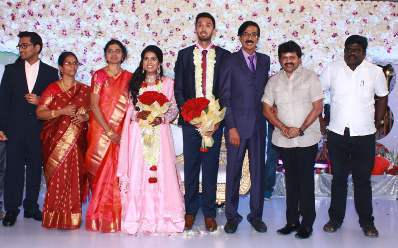 இயக்குநர்- நடிகர் மனோபாலா மகன் ஹரிஷ் - பிரியா திருமண வரவேற்பு: திரைநட்சத்திரங்கள் திரண்டு வந்து வாழ்த்து... புகைப்படத் தொகுப்பு இயக்குநர்- நடிகர் மனோபாலா மகன் ஹரிஷ் - பிரியா திருமண வரவேற்பு: திரைநட்சத்திரங்கள் திரண்டு வந்து வாழ்த்து... புகைப்படத் தொகுப்பு