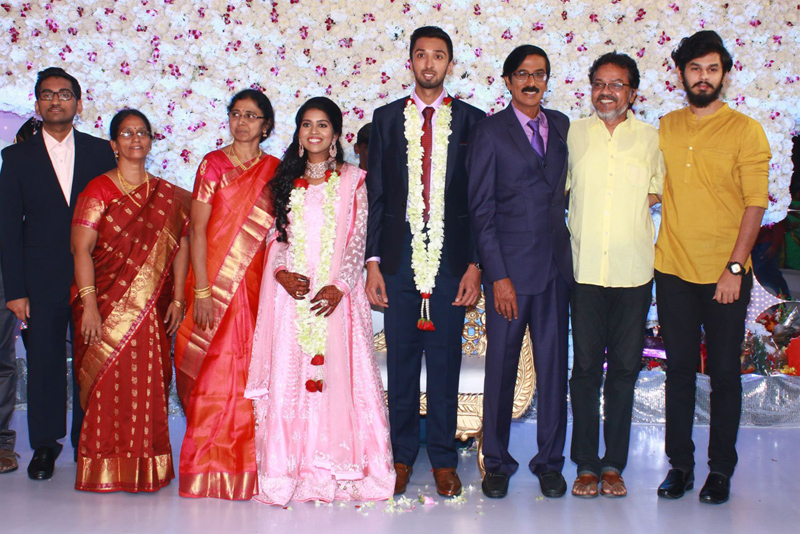 இயக்குநர்- நடிகர் மனோபாலா மகன் ஹரிஷ் - பிரியா திருமண வரவேற்பு: திரைநட்சத்திரங்கள் திரண்டு வந்து வாழ்த்து... புகைப்படத் தொகுப்பு இயக்குநர்- நடிகர் மனோபாலா மகன் ஹரிஷ் - பிரியா திருமண வரவேற்பு: திரைநட்சத்திரங்கள் திரண்டு வந்து வாழ்த்து... புகைப்படத் தொகுப்பு