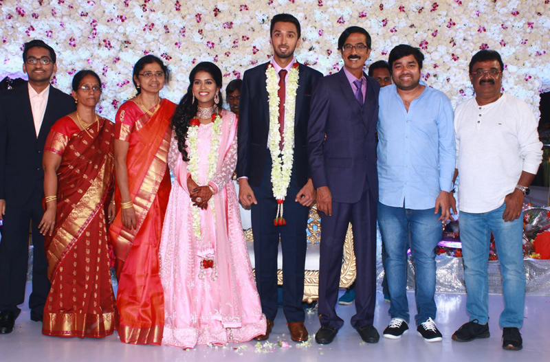 இயக்குநர்- நடிகர் மனோபாலா மகன் ஹரிஷ் - பிரியா திருமண வரவேற்பு: திரைநட்சத்திரங்கள் திரண்டு வந்து வாழ்த்து... புகைப்படத் தொகுப்பு இயக்குநர்- நடிகர் மனோபாலா மகன் ஹரிஷ் - பிரியா திருமண வரவேற்பு: திரைநட்சத்திரங்கள் திரண்டு வந்து வாழ்த்து... புகைப்படத் தொகுப்பு