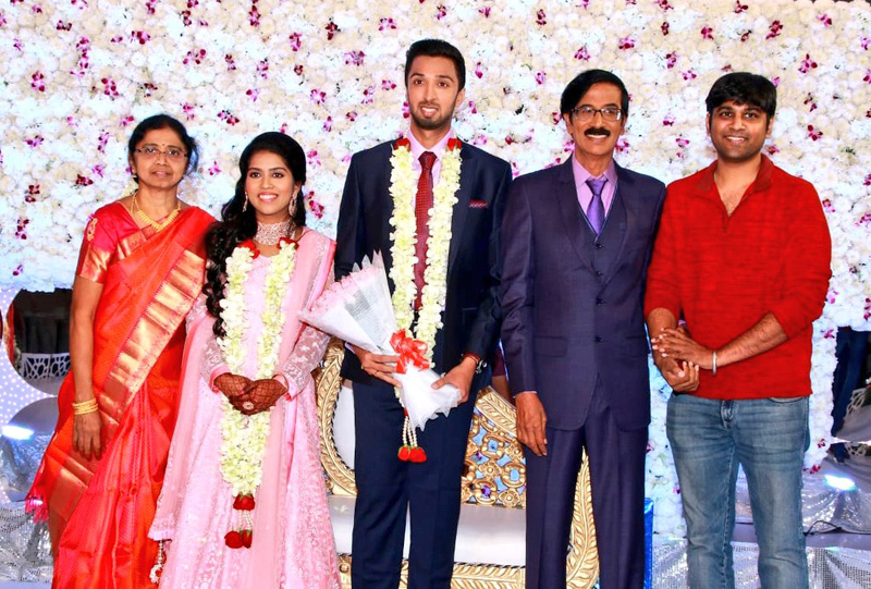 இயக்குநர்- நடிகர் மனோபாலா மகன் ஹரிஷ் - பிரியா திருமண வரவேற்பு: திரைநட்சத்திரங்கள் திரண்டு வந்து வாழ்த்து... புகைப்படத் தொகுப்பு இயக்குநர்- நடிகர் மனோபாலா மகன் ஹரிஷ் - பிரியா திருமண வரவேற்பு: திரைநட்சத்திரங்கள் திரண்டு வந்து வாழ்த்து... புகைப்படத் தொகுப்பு