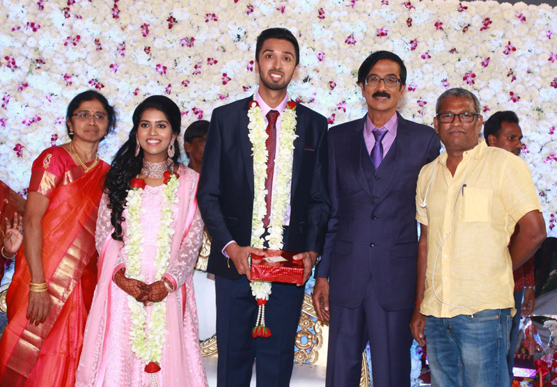 இயக்குநர்- நடிகர் மனோபாலா மகன் ஹரிஷ் - பிரியா திருமண வரவேற்பு: திரைநட்சத்திரங்கள் திரண்டு வந்து வாழ்த்து... புகைப்படத் தொகுப்பு இயக்குநர்- நடிகர் மனோபாலா மகன் ஹரிஷ் - பிரியா திருமண வரவேற்பு: திரைநட்சத்திரங்கள் திரண்டு வந்து வாழ்த்து... புகைப்படத் தொகுப்பு