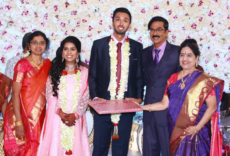 இயக்குநர்- நடிகர் மனோபாலா மகன் ஹரிஷ் - பிரியா திருமண வரவேற்பு: திரைநட்சத்திரங்கள் திரண்டு வந்து வாழ்த்து... புகைப்படத் தொகுப்பு இயக்குநர்- நடிகர் மனோபாலா மகன் ஹரிஷ் - பிரியா திருமண வரவேற்பு: திரைநட்சத்திரங்கள் திரண்டு வந்து வாழ்த்து... புகைப்படத் தொகுப்பு