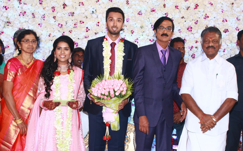 இயக்குநர்- நடிகர் மனோபாலா மகன் ஹரிஷ் - பிரியா திருமண வரவேற்பு: திரைநட்சத்திரங்கள் திரண்டு வந்து வாழ்த்து... புகைப்படத் தொகுப்பு இயக்குநர்- நடிகர் மனோபாலா மகன் ஹரிஷ் - பிரியா திருமண வரவேற்பு: திரைநட்சத்திரங்கள் திரண்டு வந்து வாழ்த்து... புகைப்படத் தொகுப்பு