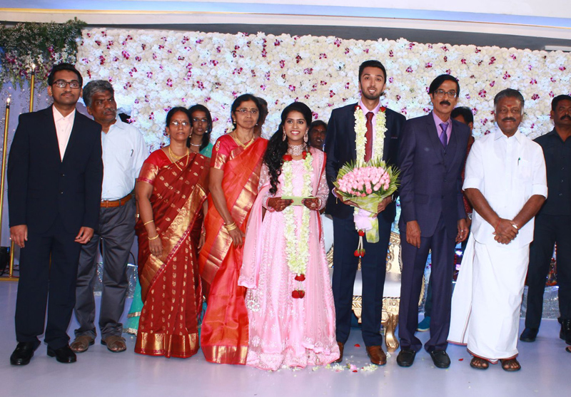 இயக்குநர்- நடிகர் மனோபாலா மகன் ஹரிஷ் - பிரியா திருமண வரவேற்பு: திரைநட்சத்திரங்கள் திரண்டு வந்து வாழ்த்து... புகைப்படத் தொகுப்பு இயக்குநர்- நடிகர் மனோபாலா மகன் ஹரிஷ் - பிரியா திருமண வரவேற்பு: திரைநட்சத்திரங்கள் திரண்டு வந்து வாழ்த்து... புகைப்படத் தொகுப்பு