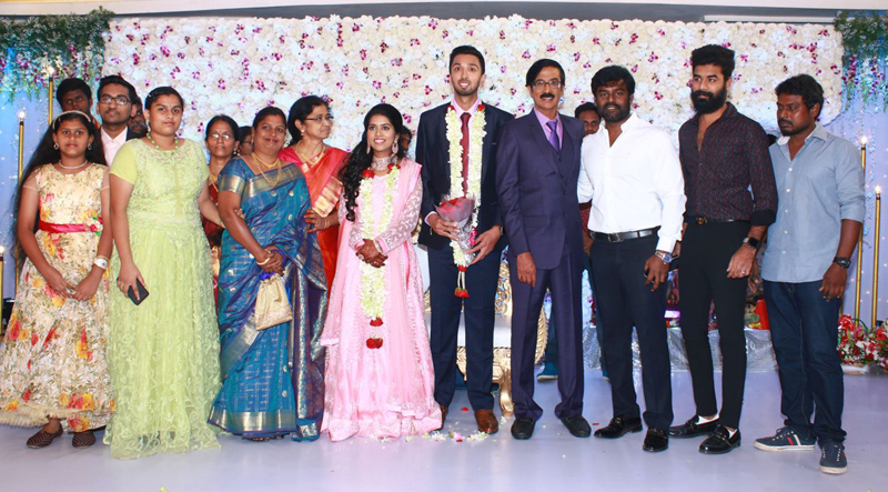 இயக்குநர்- நடிகர் மனோபாலா மகன் ஹரிஷ் - பிரியா திருமண வரவேற்பு: திரைநட்சத்திரங்கள் திரண்டு வந்து வாழ்த்து... புகைப்படத் தொகுப்பு இயக்குநர்- நடிகர் மனோபாலா மகன் ஹரிஷ் - பிரியா திருமண வரவேற்பு: திரைநட்சத்திரங்கள் திரண்டு வந்து வாழ்த்து... புகைப்படத் தொகுப்பு