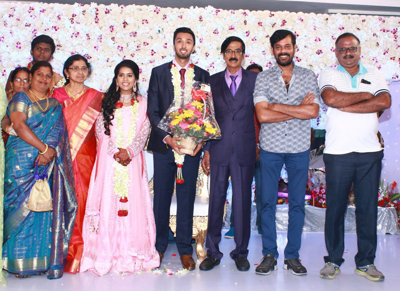 இயக்குநர்- நடிகர் மனோபாலா மகன் ஹரிஷ் - பிரியா திருமண வரவேற்பு: திரைநட்சத்திரங்கள் திரண்டு வந்து வாழ்த்து... புகைப்படத் தொகுப்பு இயக்குநர்- நடிகர் மனோபாலா மகன் ஹரிஷ் - பிரியா திருமண வரவேற்பு: திரைநட்சத்திரங்கள் திரண்டு வந்து வாழ்த்து... புகைப்படத் தொகுப்பு