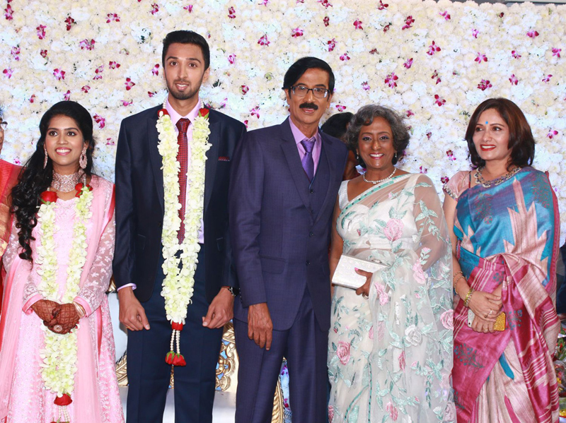 இயக்குநர்- நடிகர் மனோபாலா மகன் ஹரிஷ் - பிரியா திருமண வரவேற்பு: திரைநட்சத்திரங்கள் திரண்டு வந்து வாழ்த்து... புகைப்படத் தொகுப்பு இயக்குநர்- நடிகர் மனோபாலா மகன் ஹரிஷ் - பிரியா திருமண வரவேற்பு: திரைநட்சத்திரங்கள் திரண்டு வந்து வாழ்த்து... புகைப்படத் தொகுப்பு