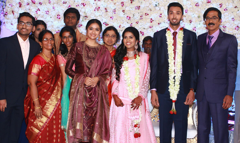 இயக்குநர்- நடிகர் மனோபாலா மகன் ஹரிஷ் - பிரியா திருமண வரவேற்பு: திரைநட்சத்திரங்கள் திரண்டு வந்து வாழ்த்து... புகைப்படத் தொகுப்பு இயக்குநர்- நடிகர் மனோபாலா மகன் ஹரிஷ் - பிரியா திருமண வரவேற்பு: திரைநட்சத்திரங்கள் திரண்டு வந்து வாழ்த்து... புகைப்படத் தொகுப்பு