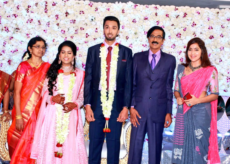 இயக்குநர்- நடிகர் மனோபாலா மகன் ஹரிஷ் - பிரியா திருமண வரவேற்பு: திரைநட்சத்திரங்கள் திரண்டு வந்து வாழ்த்து... புகைப்படத் தொகுப்பு இயக்குநர்- நடிகர் மனோபாலா மகன் ஹரிஷ் - பிரியா திருமண வரவேற்பு: திரைநட்சத்திரங்கள் திரண்டு வந்து வாழ்த்து... புகைப்படத் தொகுப்பு