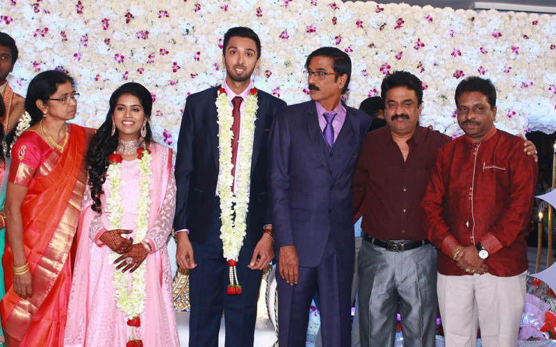 இயக்குநர்- நடிகர் மனோபாலா மகன் ஹரிஷ் - பிரியா திருமண வரவேற்பு: திரைநட்சத்திரங்கள் திரண்டு வந்து வாழ்த்து... புகைப்படத் தொகுப்பு இயக்குநர்- நடிகர் மனோபாலா மகன் ஹரிஷ் - பிரியா திருமண வரவேற்பு: திரைநட்சத்திரங்கள் திரண்டு வந்து வாழ்த்து... புகைப்படத் தொகுப்பு