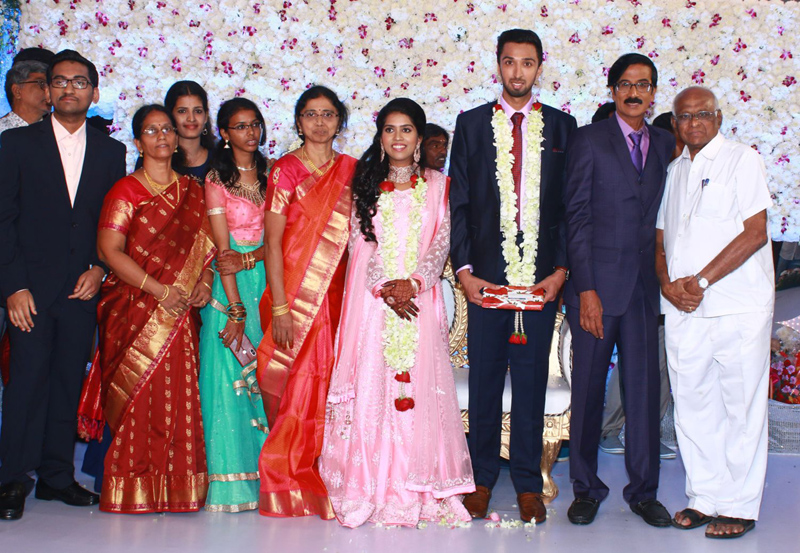 இயக்குநர்- நடிகர் மனோபாலா மகன் ஹரிஷ் - பிரியா திருமண வரவேற்பு: திரைநட்சத்திரங்கள் திரண்டு வந்து வாழ்த்து... புகைப்படத் தொகுப்பு இயக்குநர்- நடிகர் மனோபாலா மகன் ஹரிஷ் - பிரியா திருமண வரவேற்பு: திரைநட்சத்திரங்கள் திரண்டு வந்து வாழ்த்து... புகைப்படத் தொகுப்பு