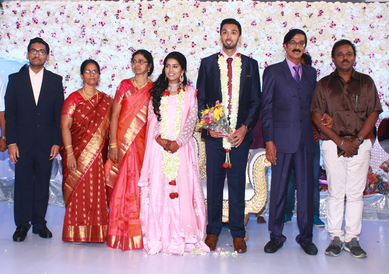 இயக்குநர்- நடிகர் மனோபாலா மகன் ஹரிஷ் - பிரியா திருமண வரவேற்பு: திரைநட்சத்திரங்கள் திரண்டு வந்து வாழ்த்து... புகைப்படத் தொகுப்பு இயக்குநர்- நடிகர் மனோபாலா மகன் ஹரிஷ் - பிரியா திருமண வரவேற்பு: திரைநட்சத்திரங்கள் திரண்டு வந்து வாழ்த்து... புகைப்படத் தொகுப்பு