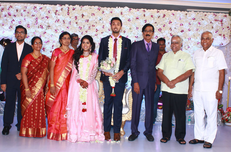 இயக்குநர்- நடிகர் மனோபாலா மகன் ஹரிஷ் - பிரியா திருமண வரவேற்பு: திரைநட்சத்திரங்கள் திரண்டு வந்து வாழ்த்து... புகைப்படத் தொகுப்பு இயக்குநர்- நடிகர் மனோபாலா மகன் ஹரிஷ் - பிரியா திருமண வரவேற்பு: திரைநட்சத்திரங்கள் திரண்டு வந்து வாழ்த்து... புகைப்படத் தொகுப்பு
