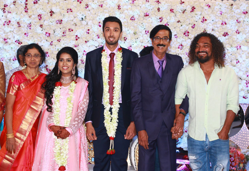 இயக்குநர்- நடிகர் மனோபாலா மகன் ஹரிஷ் - பிரியா திருமண வரவேற்பு: திரைநட்சத்திரங்கள் திரண்டு வந்து வாழ்த்து... புகைப்படத் தொகுப்பு இயக்குநர்- நடிகர் மனோபாலா மகன் ஹரிஷ் - பிரியா திருமண வரவேற்பு: திரைநட்சத்திரங்கள் திரண்டு வந்து வாழ்த்து... புகைப்படத் தொகுப்பு