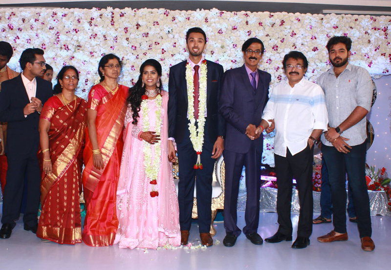 இயக்குநர்- நடிகர் மனோபாலா மகன் ஹரிஷ் - பிரியா திருமண வரவேற்பு: திரைநட்சத்திரங்கள் திரண்டு வந்து வாழ்த்து... புகைப்படத் தொகுப்பு இயக்குநர்- நடிகர் மனோபாலா மகன் ஹரிஷ் - பிரியா திருமண வரவேற்பு: திரைநட்சத்திரங்கள் திரண்டு வந்து வாழ்த்து... புகைப்படத் தொகுப்பு