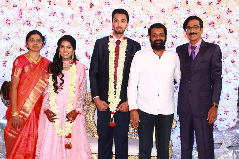 இயக்குநர்- நடிகர் மனோபாலா மகன் ஹரிஷ் - பிரியா திருமண வரவேற்பு: திரைநட்சத்திரங்கள் திரண்டு வந்து வாழ்த்து... புகைப்படத் தொகுப்பு இயக்குநர்- நடிகர் மனோபாலா மகன் ஹரிஷ் - பிரியா திருமண வரவேற்பு: திரைநட்சத்திரங்கள் திரண்டு வந்து வாழ்த்து... புகைப்படத் தொகுப்பு