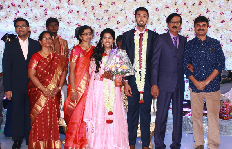 இயக்குநர்- நடிகர் மனோபாலா மகன் ஹரிஷ் - பிரியா திருமண வரவேற்பு: திரைநட்சத்திரங்கள் திரண்டு வந்து வாழ்த்து... புகைப்படத் தொகுப்பு இயக்குநர்- நடிகர் மனோபாலா மகன் ஹரிஷ் - பிரியா திருமண வரவேற்பு: திரைநட்சத்திரங்கள் திரண்டு வந்து வாழ்த்து... புகைப்படத் தொகுப்பு