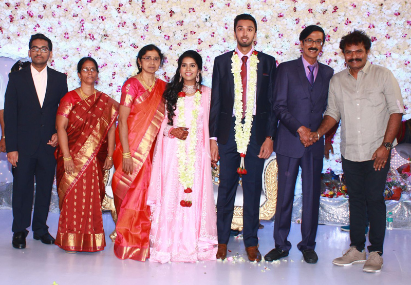 இயக்குநர்- நடிகர் மனோபாலா மகன் ஹரிஷ் - பிரியா திருமண வரவேற்பு: திரைநட்சத்திரங்கள் திரண்டு வந்து வாழ்த்து... புகைப்படத் தொகுப்பு இயக்குநர்- நடிகர் மனோபாலா மகன் ஹரிஷ் - பிரியா திருமண வரவேற்பு: திரைநட்சத்திரங்கள் திரண்டு வந்து வாழ்த்து... புகைப்படத் தொகுப்பு