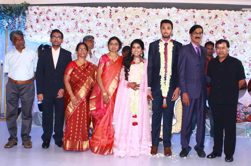இயக்குநர்- நடிகர் மனோபாலா மகன் ஹரிஷ் - பிரியா திருமண வரவேற்பு: திரைநட்சத்திரங்கள் திரண்டு வந்து வாழ்த்து... புகைப்படத் தொகுப்பு இயக்குநர்- நடிகர் மனோபாலா மகன் ஹரிஷ் - பிரியா திருமண வரவேற்பு: திரைநட்சத்திரங்கள் திரண்டு வந்து வாழ்த்து... புகைப்படத் தொகுப்பு