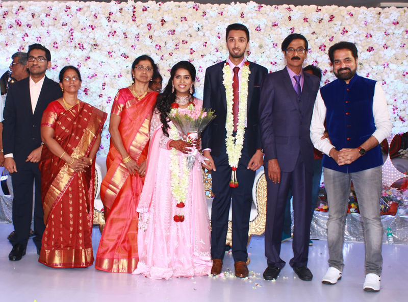 இயக்குநர்- நடிகர் மனோபாலா மகன் ஹரிஷ் - பிரியா திருமண வரவேற்பு: திரைநட்சத்திரங்கள் திரண்டு வந்து வாழ்த்து... புகைப்படத் தொகுப்பு இயக்குநர்- நடிகர் மனோபாலா மகன் ஹரிஷ் - பிரியா திருமண வரவேற்பு: திரைநட்சத்திரங்கள் திரண்டு வந்து வாழ்த்து... புகைப்படத் தொகுப்பு