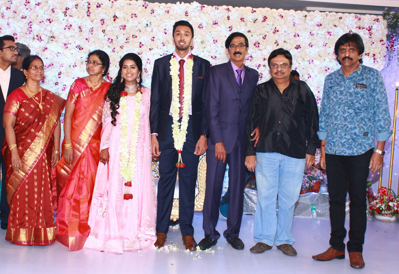 இயக்குநர்- நடிகர் மனோபாலா மகன் ஹரிஷ் - பிரியா திருமண வரவேற்பு: திரைநட்சத்திரங்கள் திரண்டு வந்து வாழ்த்து... புகைப்படத் தொகுப்பு இயக்குநர்- நடிகர் மனோபாலா மகன் ஹரிஷ் - பிரியா திருமண வரவேற்பு: திரைநட்சத்திரங்கள் திரண்டு வந்து வாழ்த்து... புகைப்படத் தொகுப்பு