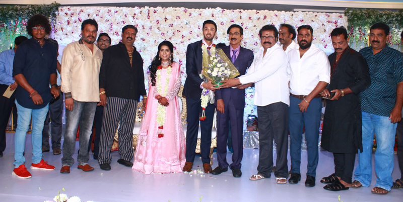 இயக்குநர்- நடிகர் மனோபாலா மகன் ஹரிஷ் - பிரியா திருமண வரவேற்பு: திரைநட்சத்திரங்கள் திரண்டு வந்து வாழ்த்து... புகைப்படத் தொகுப்பு இயக்குநர்- நடிகர் மனோபாலா மகன் ஹரிஷ் - பிரியா திருமண வரவேற்பு: திரைநட்சத்திரங்கள் திரண்டு வந்து வாழ்த்து... புகைப்படத் தொகுப்பு