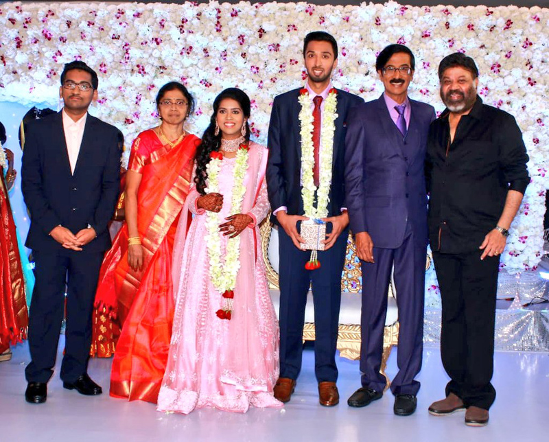 இயக்குநர்- நடிகர் மனோபாலா மகன் ஹரிஷ் - பிரியா திருமண வரவேற்பு: திரைநட்சத்திரங்கள் திரண்டு வந்து வாழ்த்து... புகைப்படத் தொகுப்பு இயக்குநர்- நடிகர் மனோபாலா மகன் ஹரிஷ் - பிரியா திருமண வரவேற்பு: திரைநட்சத்திரங்கள் திரண்டு வந்து வாழ்த்து... புகைப்படத் தொகுப்பு