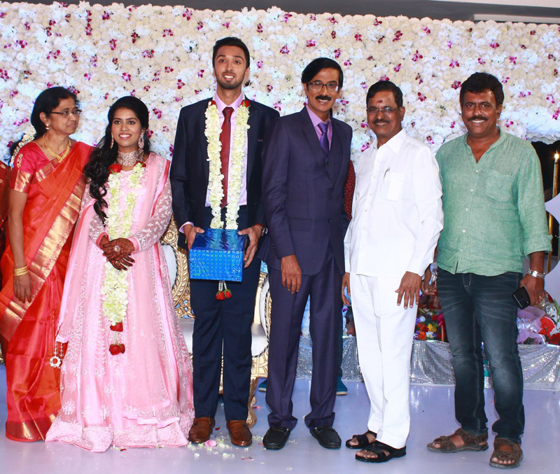 இயக்குநர்- நடிகர் மனோபாலா மகன் ஹரிஷ் - பிரியா திருமண வரவேற்பு: திரைநட்சத்திரங்கள் திரண்டு வந்து வாழ்த்து... புகைப்படத் தொகுப்பு இயக்குநர்- நடிகர் மனோபாலா மகன் ஹரிஷ் - பிரியா திருமண வரவேற்பு: திரைநட்சத்திரங்கள் திரண்டு வந்து வாழ்த்து... புகைப்படத் தொகுப்பு