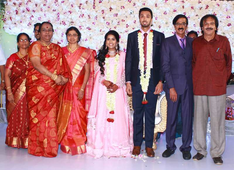 இயக்குநர்- நடிகர் மனோபாலா மகன் ஹரிஷ் - பிரியா திருமண வரவேற்பு: திரைநட்சத்திரங்கள் திரண்டு வந்து வாழ்த்து... புகைப்படத் தொகுப்பு இயக்குநர்- நடிகர் மனோபாலா மகன் ஹரிஷ் - பிரியா திருமண வரவேற்பு: திரைநட்சத்திரங்கள் திரண்டு வந்து வாழ்த்து... புகைப்படத் தொகுப்பு