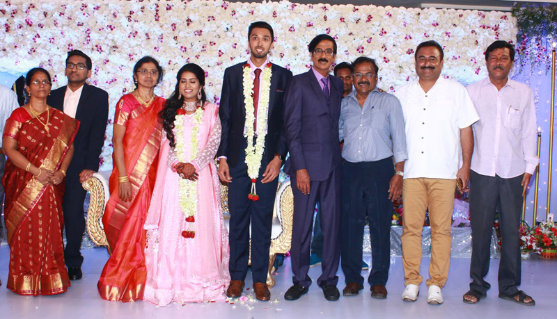 இயக்குநர்- நடிகர் மனோபாலா மகன் ஹரிஷ் - பிரியா திருமண வரவேற்பு: திரைநட்சத்திரங்கள் திரண்டு வந்து வாழ்த்து... புகைப்படத் தொகுப்பு இயக்குநர்- நடிகர் மனோபாலா மகன் ஹரிஷ் - பிரியா திருமண வரவேற்பு: திரைநட்சத்திரங்கள் திரண்டு வந்து வாழ்த்து... புகைப்படத் தொகுப்பு