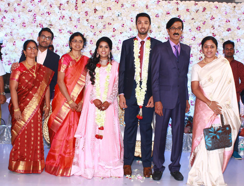 இயக்குநர்- நடிகர் மனோபாலா மகன் ஹரிஷ் - பிரியா திருமண வரவேற்பு: திரைநட்சத்திரங்கள் திரண்டு வந்து வாழ்த்து... புகைப்படத் தொகுப்பு இயக்குநர்- நடிகர் மனோபாலா மகன் ஹரிஷ் - பிரியா திருமண வரவேற்பு: திரைநட்சத்திரங்கள் திரண்டு வந்து வாழ்த்து... புகைப்படத் தொகுப்பு