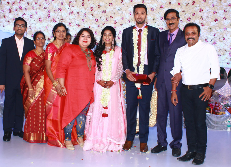 இயக்குநர்- நடிகர் மனோபாலா மகன் ஹரிஷ் - பிரியா திருமண வரவேற்பு: திரைநட்சத்திரங்கள் திரண்டு வந்து வாழ்த்து... புகைப்படத் தொகுப்பு இயக்குநர்- நடிகர் மனோபாலா மகன் ஹரிஷ் - பிரியா திருமண வரவேற்பு: திரைநட்சத்திரங்கள் திரண்டு வந்து வாழ்த்து... புகைப்படத் தொகுப்பு